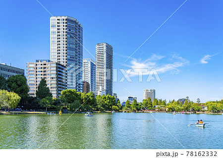 【東京都】上野恩賜公園の不忍池とタワーマンション 78162332