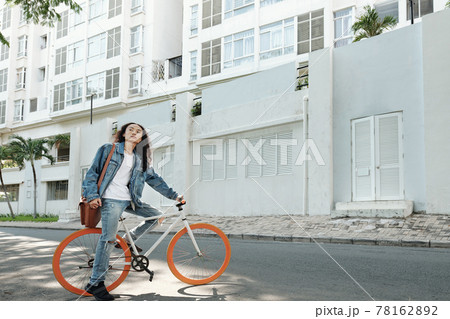 Stylish Vietnamese guy riding bicycle 78162892