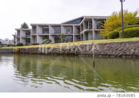 島根県松江市　松江城の堀川めぐり　県立図書館の横を通り過ぎる船からの眺め 78163085