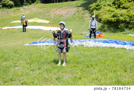 パラグライダーを楽しむ子供 78164734