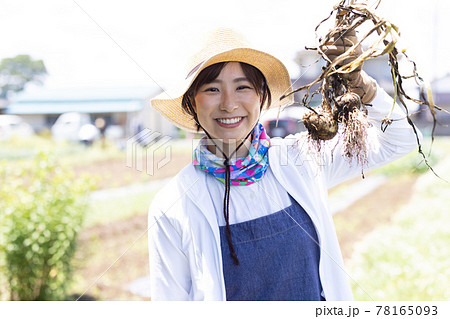 畑仕事をする農業ガール 78165093