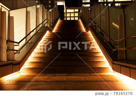 夜にライトアップされて光る階段 78165270