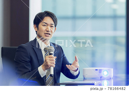 マイクを持って話すビジネスマン 78166482