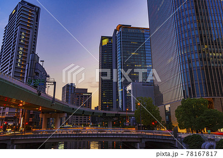 大阪中心街　中之島　錦橋から　都市夜景・薄暮空 78167817