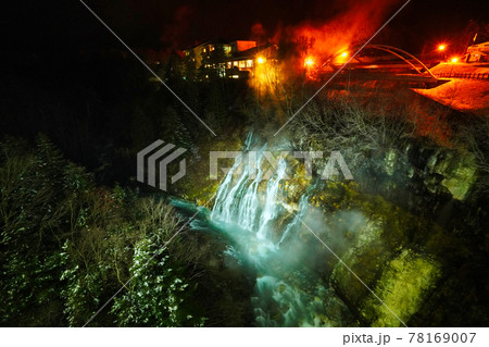 ビルーリバーを生み出す白ひげの滝 78169007