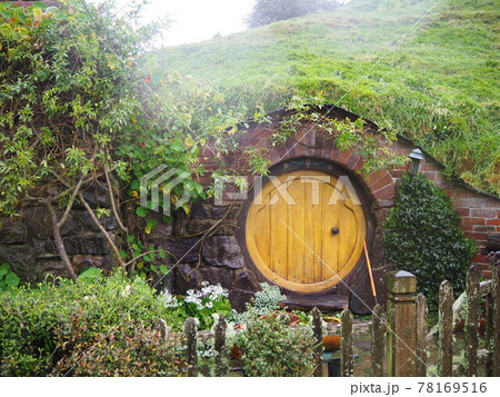 自然に囲まれたお洒落なログハウスの家の写真素材