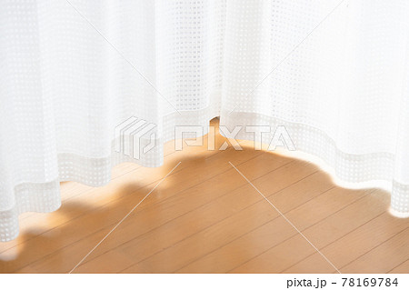 カーテンからの自然光が明るいフローリングの部屋 カーテンからの自然光が明るいフローリングの部屋 78169784