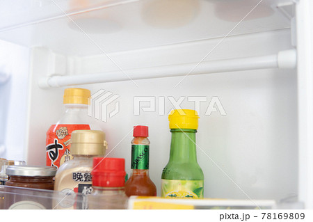 冷蔵庫の中の突っ張り棒 78169809