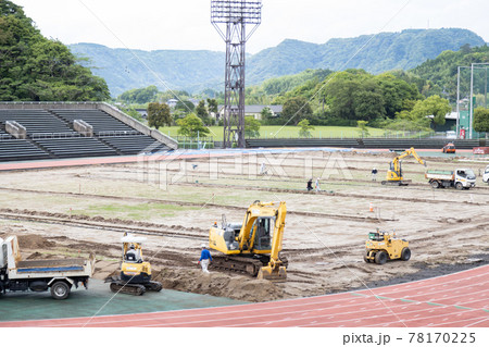 鹿児島県霧島市国分の陸上競技場　改修中の陸上競技場 78170225