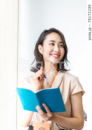 ノートを持っている女性 78172286