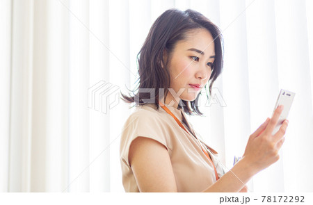女性　オフィス　スマホ 78172292