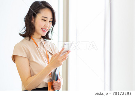 女性　オフィス　スマホ 78172293