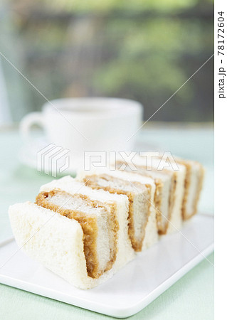ヒレカツサンドとコーヒー 78172604