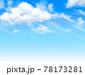 手書き風夏の青空と雲と飛行機雲 78173281