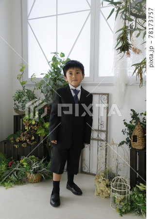 七五三祝い スーツ姿の男の子 七五三祝い スーツ姿の男の子 78173757