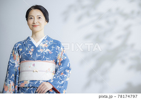 ミドル　着物の女性　道行 78174797