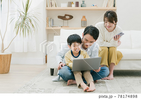 リビングでくつろぐ若い3人家族 78174898