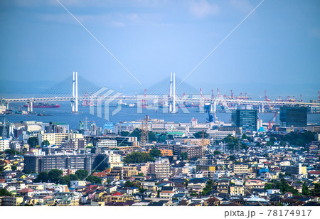 日本の横浜都市景観　横浜ベイブリッジなどを望む。ブリッジ中央奥に観音像 78174917