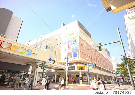 若者で賑わう休日のバスセンタースクランブル交差点 (新潟市万代) 若者で賑わう休日のバスセンタースクランブル交差点 (新潟市万代) 78174959