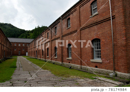 舞鶴赤レンガパーク　遠近法を使って撮影　右側を大きく 78174984