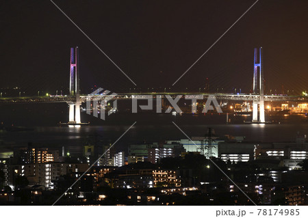 日本の横浜都市景観 横浜ベイブリッジなどを望む。ブリッジ中央奥に観音像 日本の横浜都市景観 横浜ベイブリッジなどを望む。ブリッジ中央奥に観音像 78174985