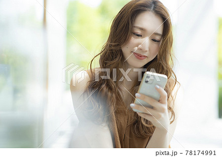 女性　笑う　笑顔　ビューティー　 78174991