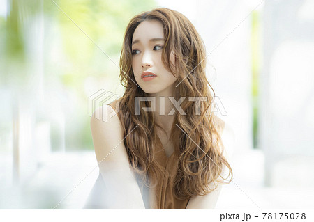 女性　笑う　笑顔　ビューティー　 78175028