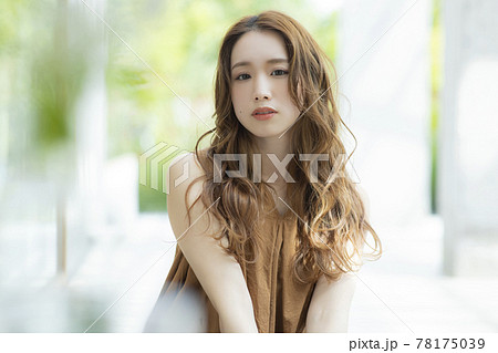 女性　笑う　笑顔　ビューティー　 78175039