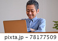 インターネットサーフィンを楽しむシニア男性	 78177509