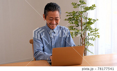 インターネットサーフィンを楽しむシニア男性 78177541