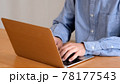 インターネットサーフィンを楽しむシニア男性 78177543