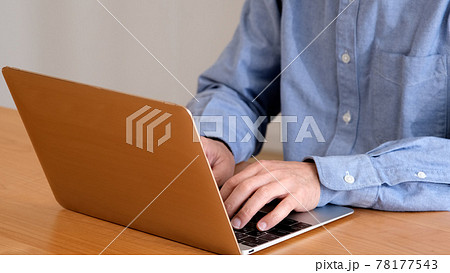 インターネットサーフィンを楽しむシニア男性 インターネットサーフィンを楽しむシニア男性 78177543