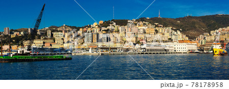 Panorama of Genoa and Old Port with floating sheerleg 78178958