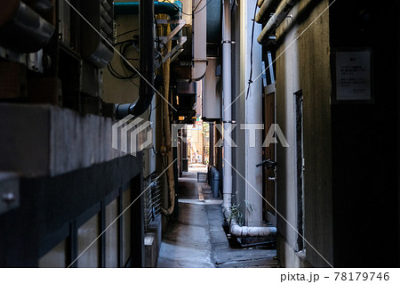 東京都 秋葉原 ビルの合間の路地裏の写真素材