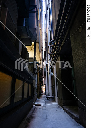 東京都 秋葉原、ビルの合間の路地裏 78179747