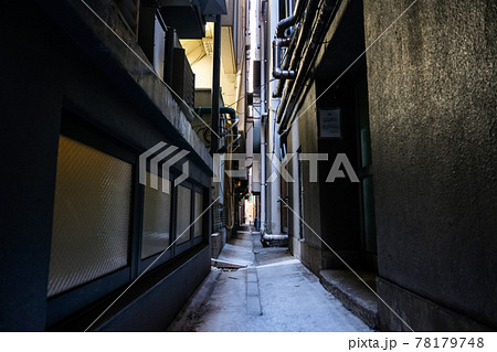 東京都 秋葉原 ビルの合間の路地裏の写真素材