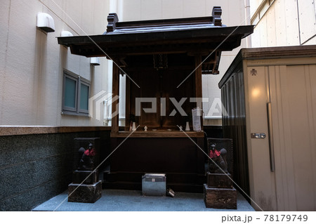 東京都 秋葉原の路地裏に佇む神社 花房稲荷神社の写真素材