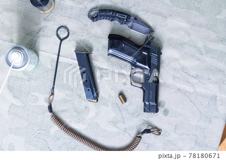 Traumatic pistol and cartridges. Cartridge magazine and safety cord. 78180671