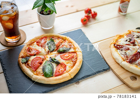 2種類の手作りピザ 2種類の手作りピザ 78183141