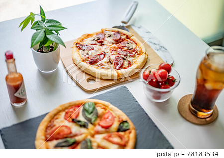 2種類の手作りピザ 78183534