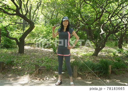 公園を散歩する健康的な女性 公園を散歩する健康的な女性 78183665