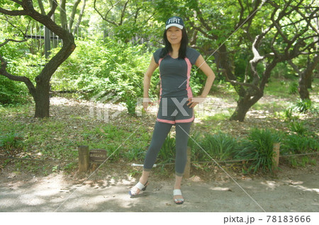 公園を散歩する健康的な女性 公園を散歩する健康的な女性 78183666