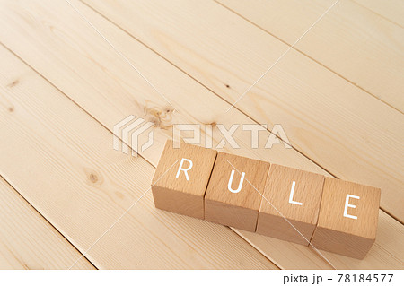 ルール｜フローリングと「RULE」と書かれた積み木 78184577