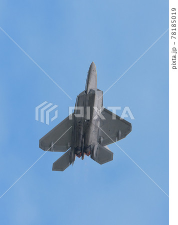 アメリカ空軍F-22ラプター＜デモチーム＞上昇 78185019