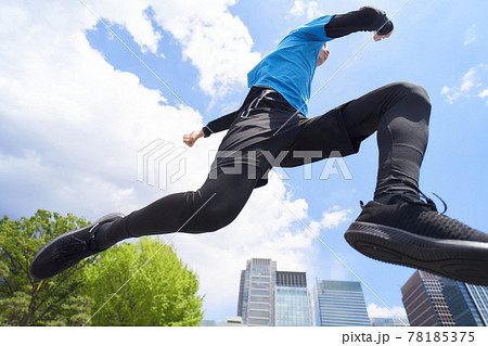 青空のもとで運動をする若い男性 78185375