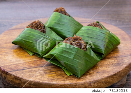 Kuih Pulut inti, traditional Malaysian dessert. Savory glutinous rice with sweetened grated coconut wrapped in banana leaf 78186558