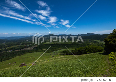 《大分県 九重連山》泉水山と黒岩山登山道から新緑と青空の風景 《大分県 九重連山》泉水山と黒岩山登山道から新緑と青空の風景 78187161