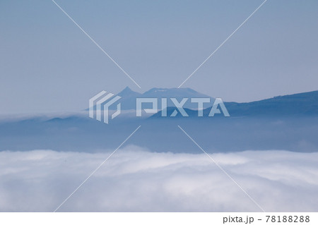 函館山からの雲海～駒ヶ岳も入れて　函館山展望台より 78188288
