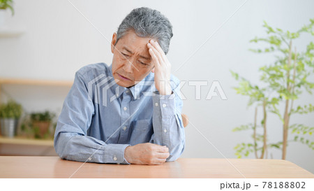 悩む高齢の男性 78188802