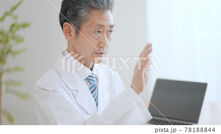 高齢の男性医師　険しい表情 78188844